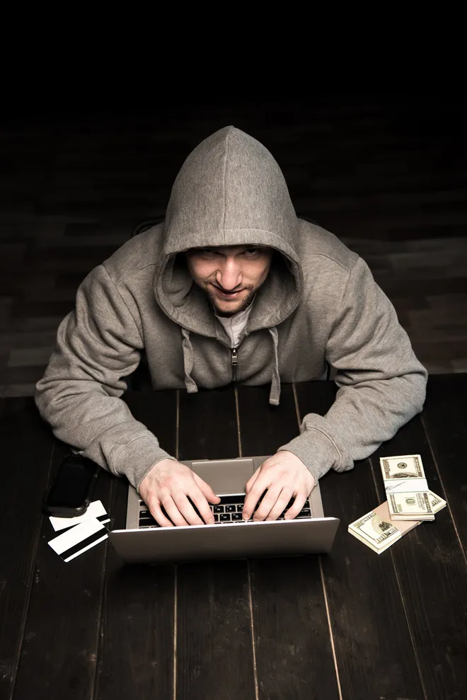 Esses tipos de ataques a plataformas infelizmente são comuns no mercado cripto, em março deste ano cybercriminosos roubaram mais de R$ 2.8 Bilhões da Ronin, empresa responsável pelo jogo Axie Infinity (Imagem: Reprodução/Envato-LightFieldStudios)