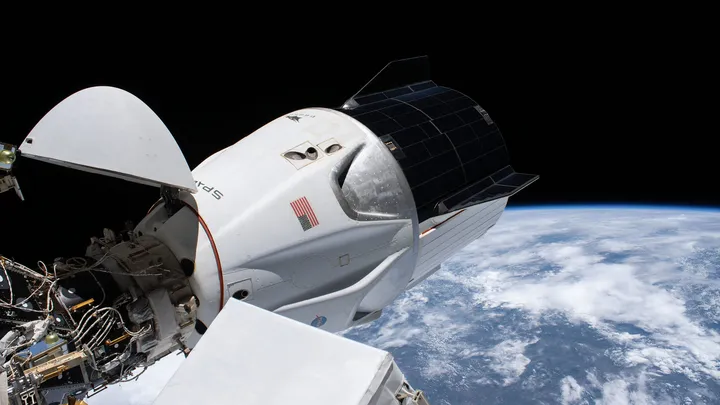 Espaçonave da SpaceX na órbita terrestre (Imagem: Reprodução/Reprodução/NASA/Johnson Space Center)