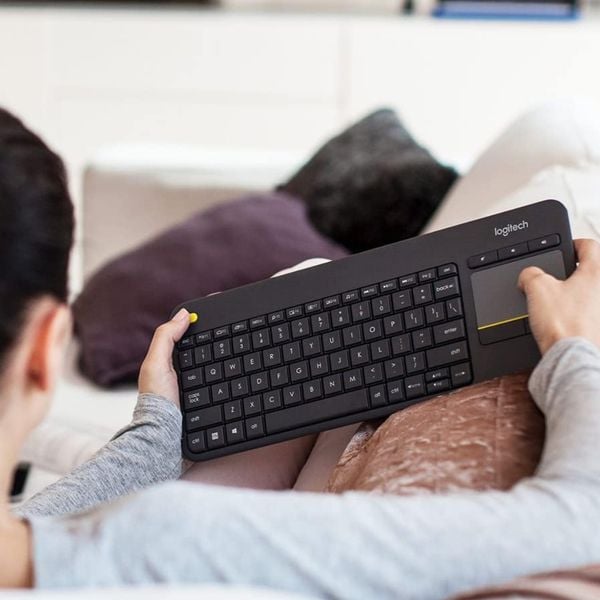 Teclado sem fio Logitech K400 Plus TV com Controle Easy Media e Touchpad Integrado, Conexão USB Unifying e Layout ABNT2