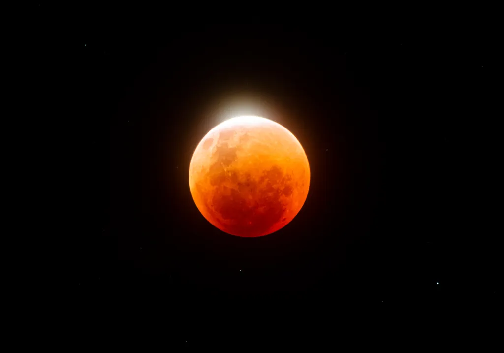 Registro do eclipse lunar total no céu do deserto do Atacama, no Chile (Imagem: Reprodução/Tomas Slovinsky)
