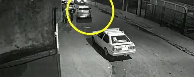 Câmera de segurança mostra momento em que carro dos suspeitos começou a seguir Marielle (Imagem: TV Globo)