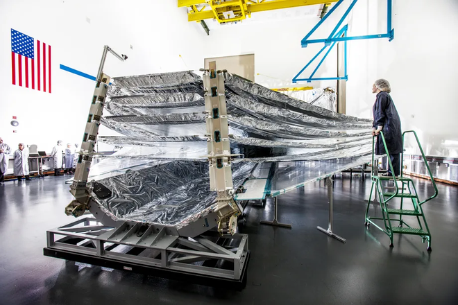 Camadas do escudo solar do James Webb em testes finais antes do lançamento (Imagem: Reproduçaõ/Northrop Grumman/Alex Evers)