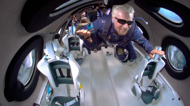 Richard Branson durante o momento em que os tripulantes passaram alguns minutos experimentando a sensação da ausência de peso, no voo do dia 11 de julho (Imagem: Reprodução/Virgin Galactic)