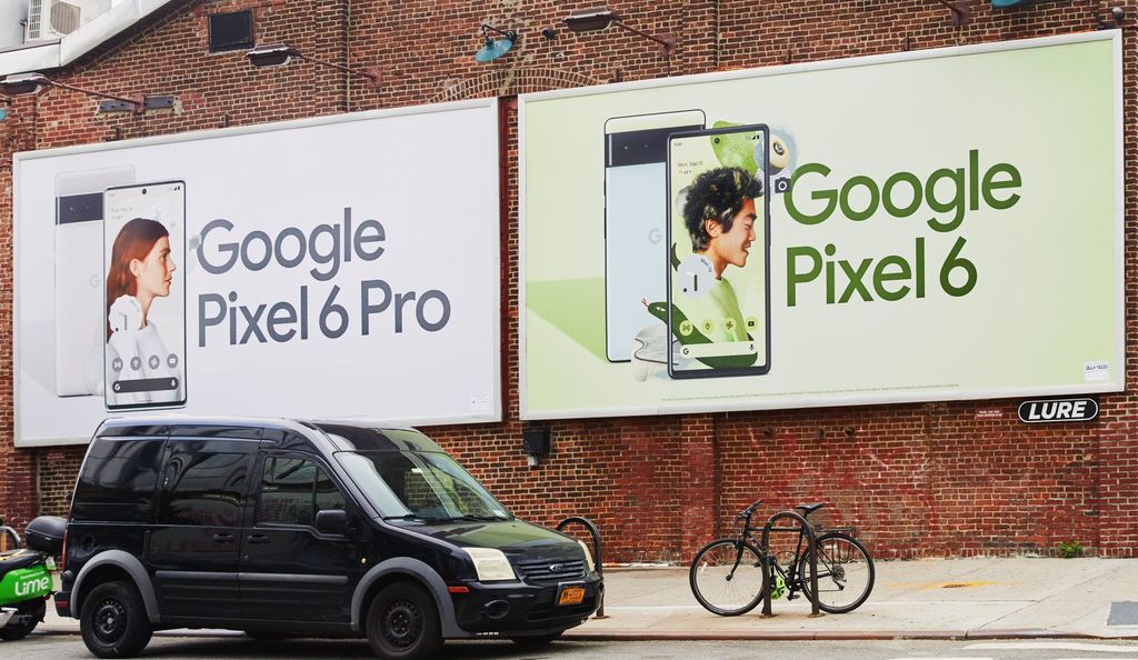 Os novos outdoors erguidos pelo Google mostram com mais clareza as diferenças das telas do Pixel 6 e Pixel 6 Pro (Imagem: David Urbanke)