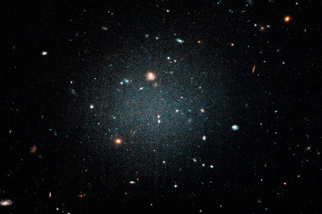 A galáxia que, segundo estudos, pode conter quase nenhuma matéria escura em seu interior (Foto: P. van Dokkum/NASA/ESA)