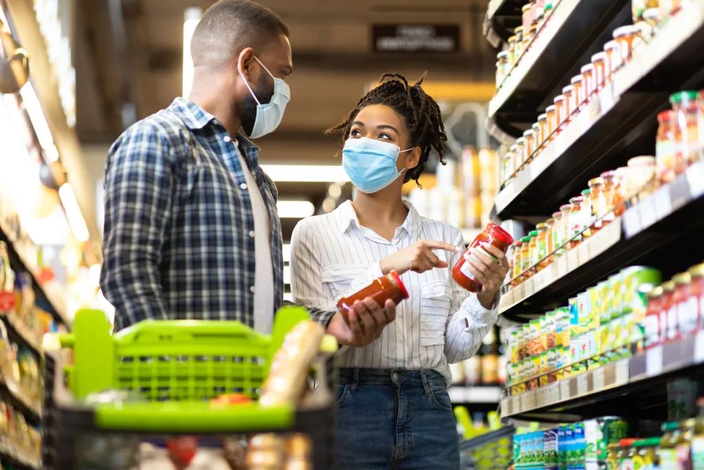 Rótulo dos alimentos indica o valor calórico e quais nutrientes estão presentes na fórmula (Imagem: Reprodução/Prostock-studio/Envato Elements)