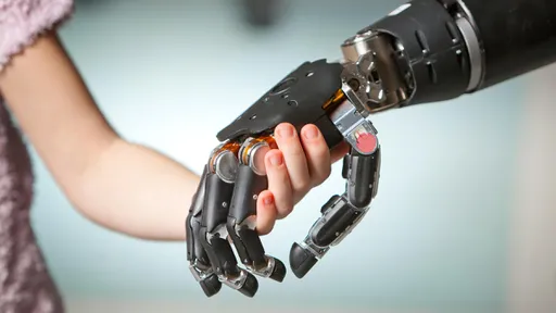 Cientistas desenvolvem prótese que funciona melhor que uma mão humana