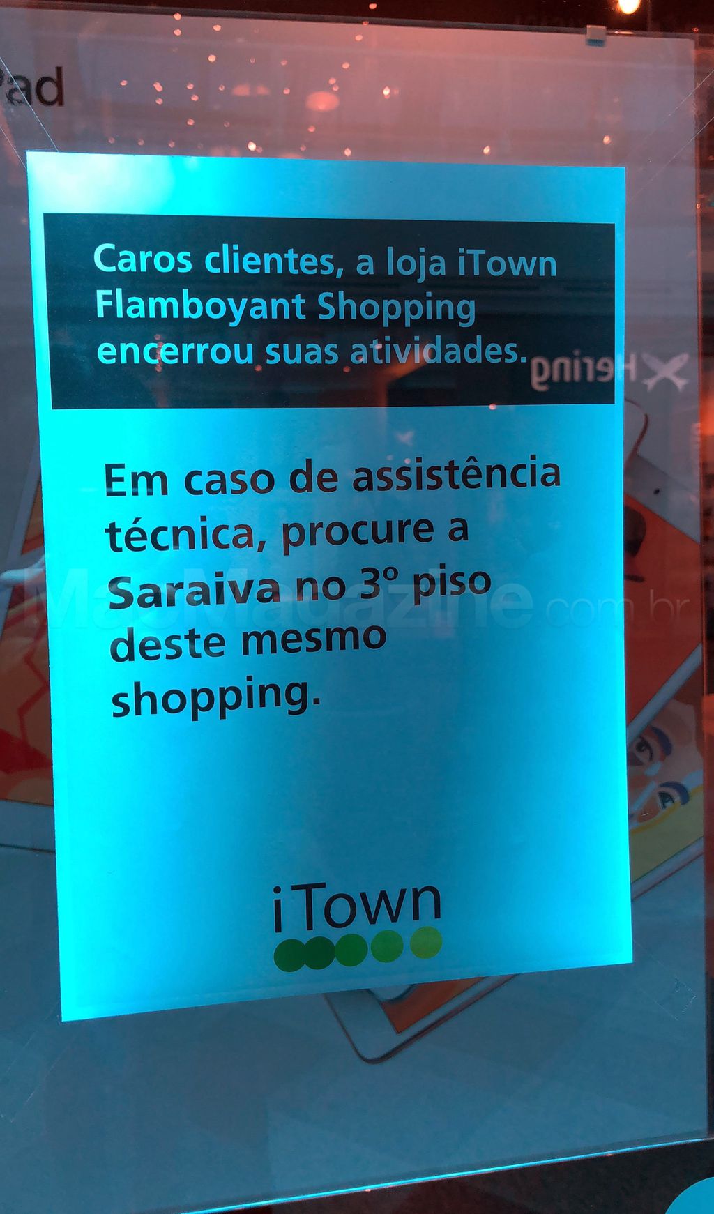 Aviso de fechamento na vitrine da iTown no Flamboyant Shopping, em Goiânia. (Imagem: Reprodução / Mac Magazine) 