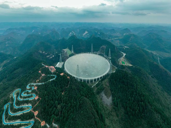 Com 500m de abertura, o FAST é o maior radiotelescópio do mundo (Imagem: Reprodução/Ou Dongqu/Xinhua)