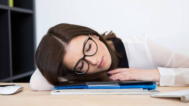 Cientista afirma que humanos foram feitos para dormir duas vezes ao dia