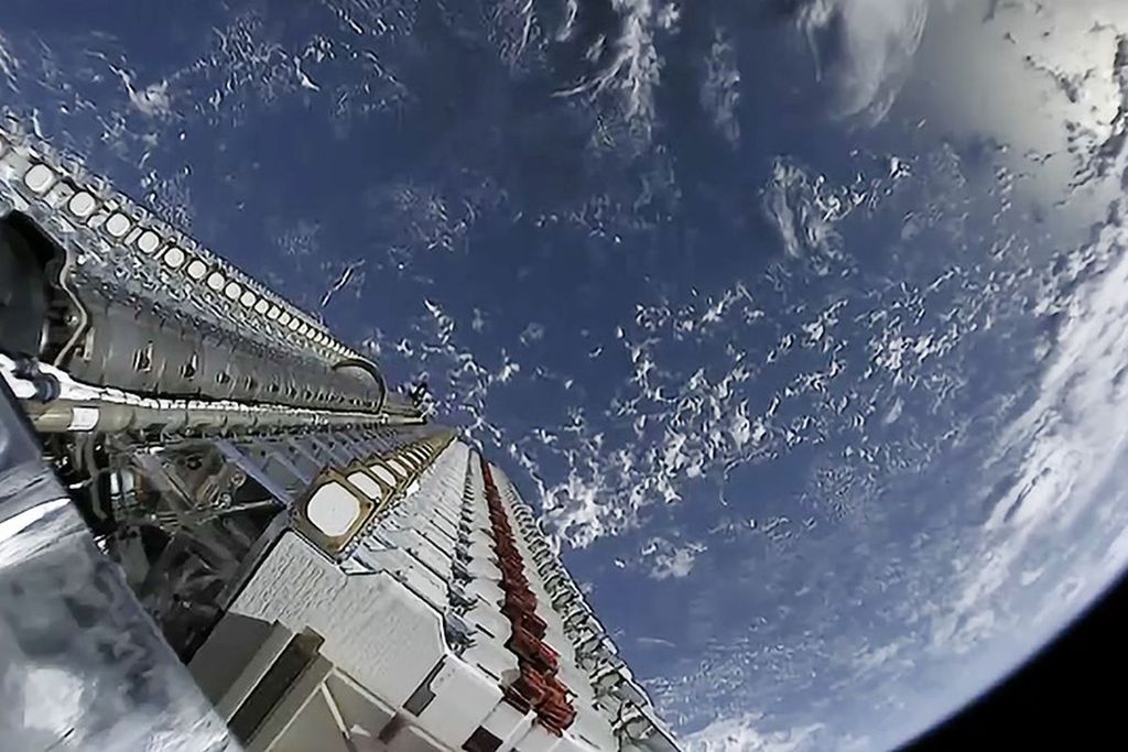 Liberação de satélites Starlink na órbita (Imagem: Reprodução/SpaceX)