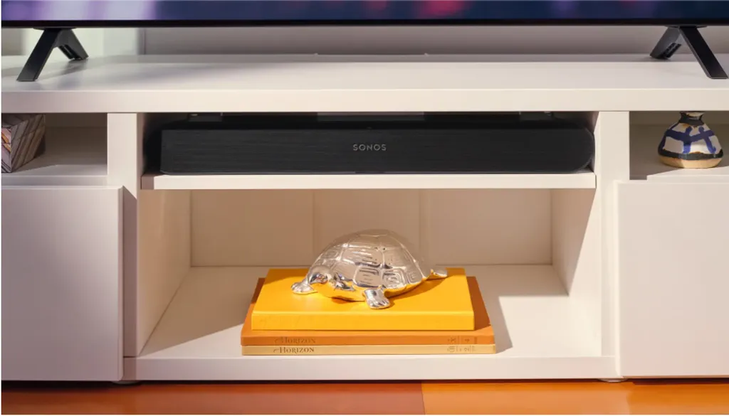 Com os speakers na parte frontal, a Sonos Ray pode ser colocada em estantes estreitas sem prejudicar o som (Imagem: Divulgação/Sonos)