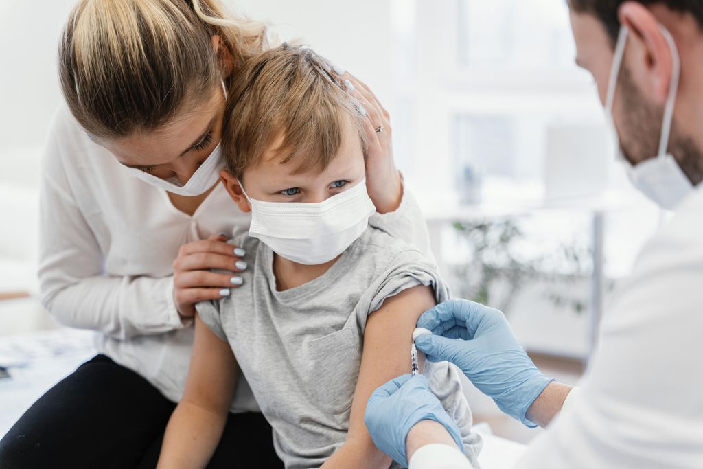 COVID: por que crianças e adolescentes estão no fim da fila da vacina?