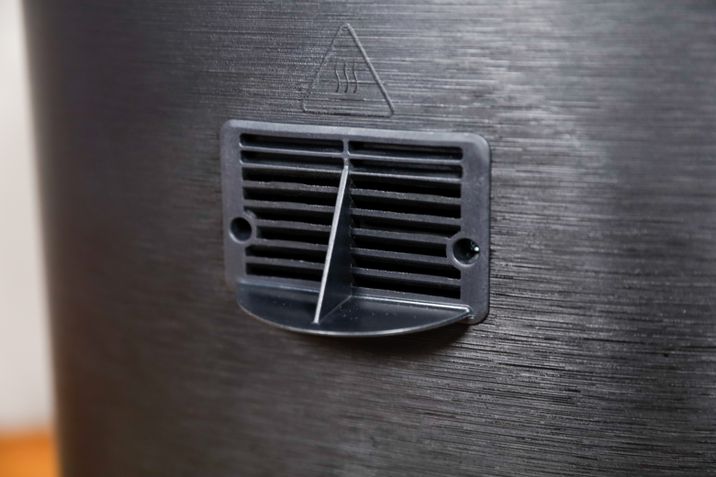 Air Fryer Oster OFRT660 saída de ar