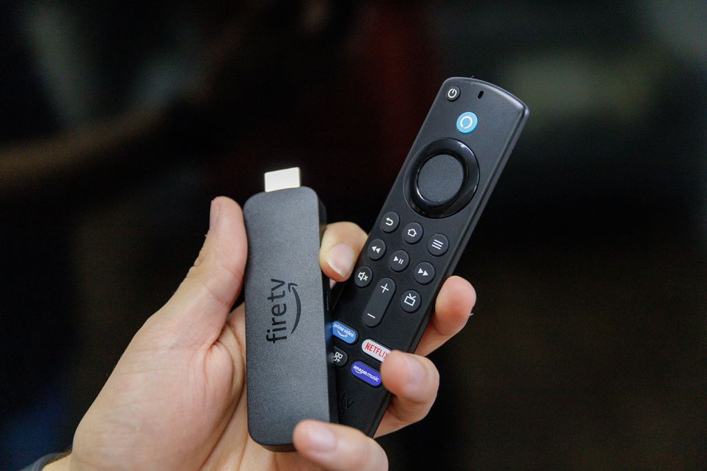 Fire TV Stick da Amazon é uma boa opção para quem quer um dispositivo de streaming completo (Imagem: Ivo Meneghel Jr/Canaltech)