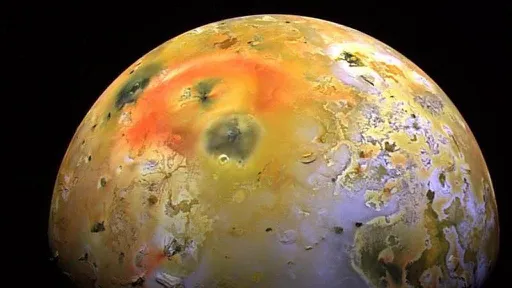 Maior vulcão da lua infernal de Júpiter entrará em erupção ainda este mês