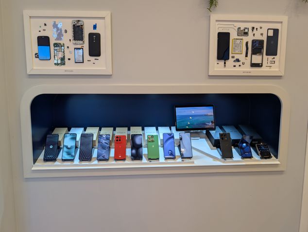 Celulares da Motorola em exibição na fábrica