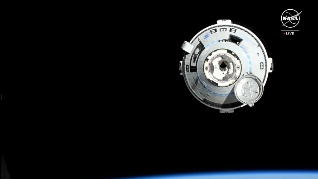 Starliner se aproximando da Estação Espacial Internacional (Imagem: Reprodução/NASA TV)