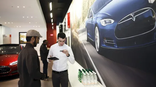 Tesla pega "carona" na alta dos combustíveis e aumenta preços dos carros