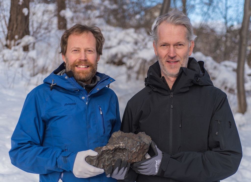 Os geólogos Andreas Forsberg e Anders Zetterqvist segurando a rocha (Imagem: Reprodução/Andreas Forsberg/Anders Zetterqvist)