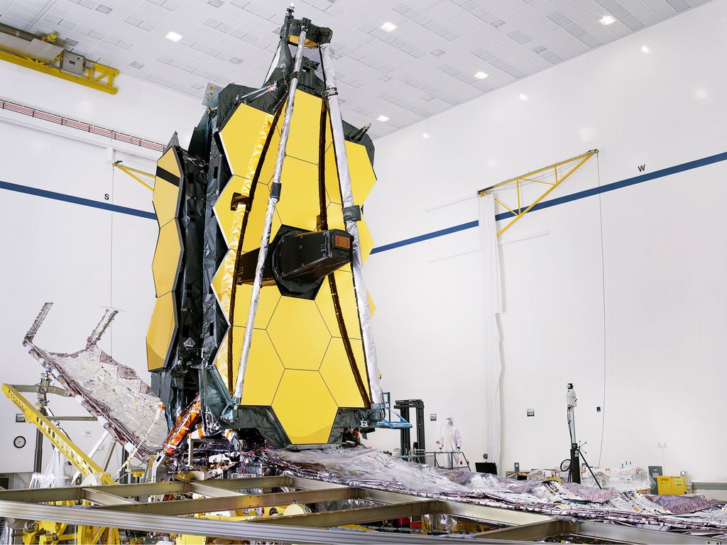 O Telescópio Espacial James Webb em fase de montagem. Seu espelho, em formato de comeia, é revestido de ouro (Imagem: Reprodução/NASA)