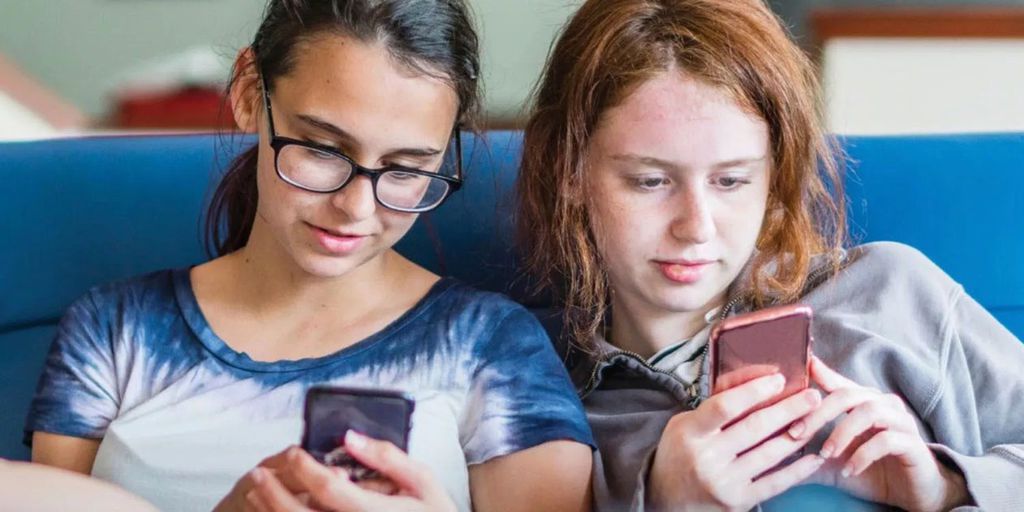O consenso entre os profissionais é que os adolescentes não devem utilizar da tecnologia de maneira exagerada e abusiva, pois isso pode gerar consequências