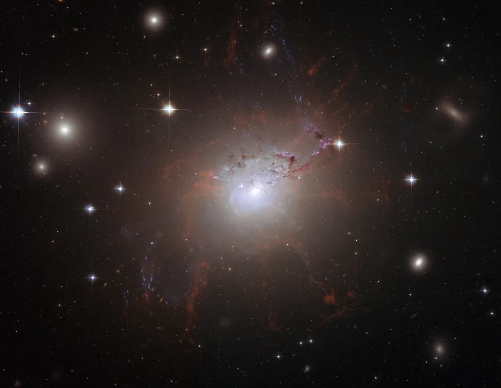 A galáxia NGC 1275 se estende por mais de 100 mil anos-luz (Imagem: Reprodução/NASA, ESA, Hubble Heritage, A. Fabian (University of Cambridge, UK)