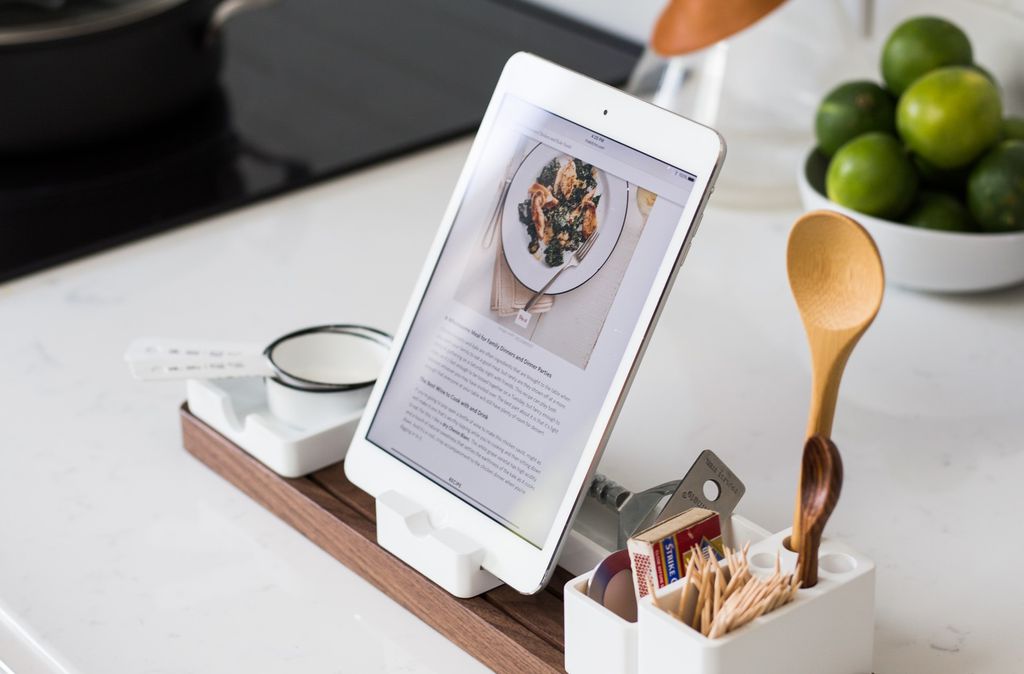 Aplicativos também são uma forma de inserir a tecnologia na gastronomia, e vice-versa, ajudando os usuários com suas receitas (Imagem: Jeff Sheldon/Unsplash)