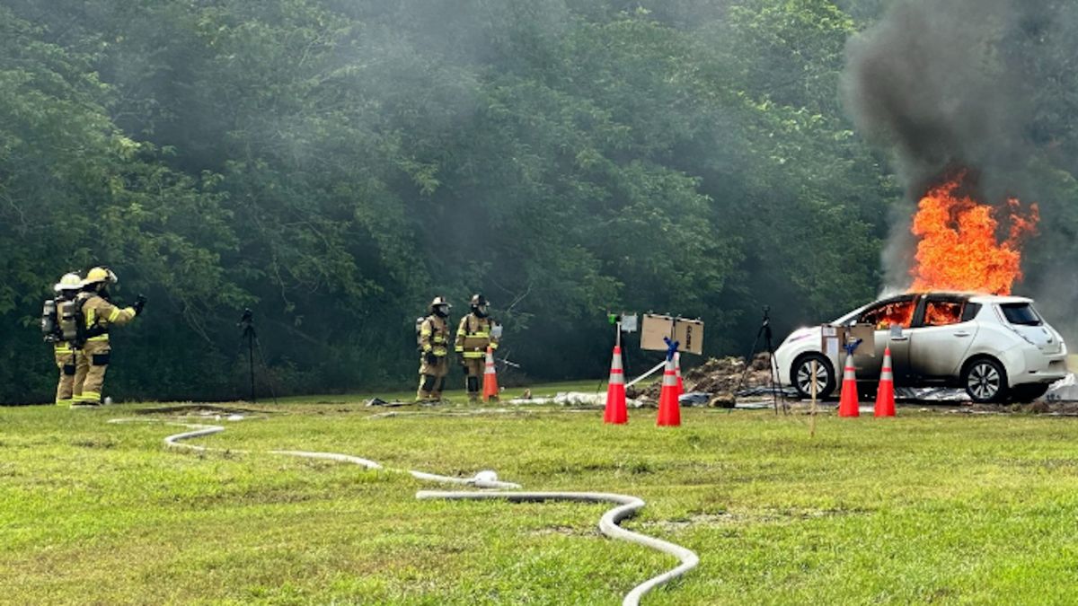 Cientistas incendeiam carro elétrico para estudar riscos à saúde