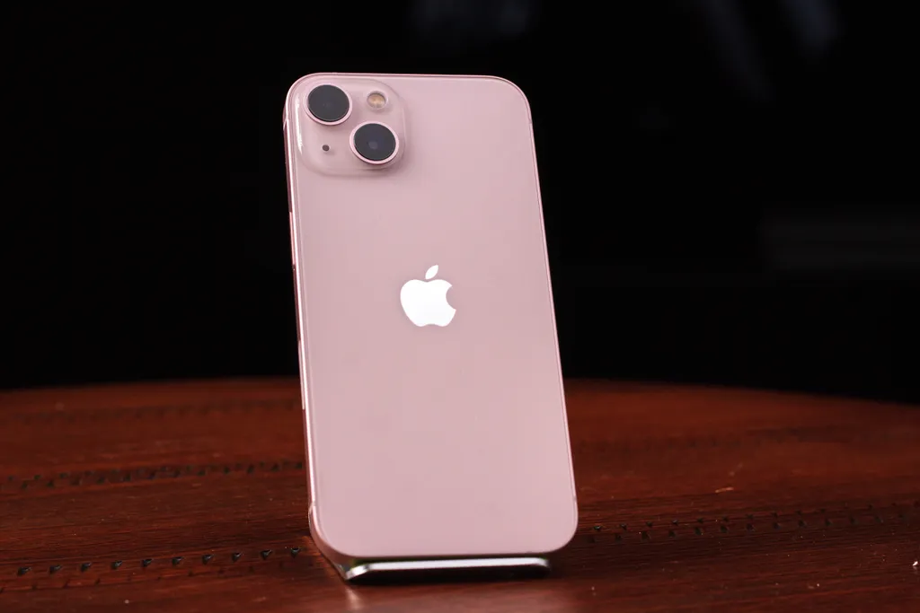 O iPhone 13 rosa é muito bonito (Imagem: Ivo Meneghel Jr./Canaltech)
