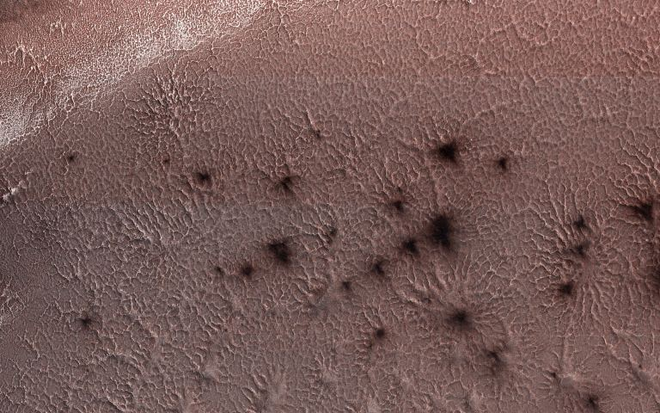 "Aranhas" emergindo da calota de dióxido de carbono, no polo sul de Marte (Imagem: Reprodução/NASA/JPL-Caltech)