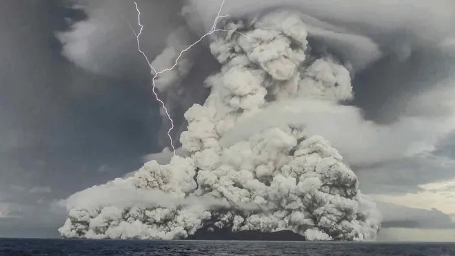 A erupção do vulcão submarino Hunga Tonga-Hunga Ha'apai produziu um grande número de raios (Imagem: Reprodução/Tonga Geological Services)