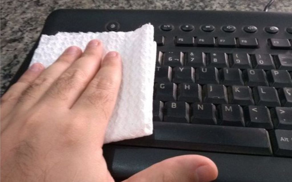 Limpar o teclado pode ser uma excelente forma de resolver algum problema (Imagem: Matheus Bigogno/Canaltech)