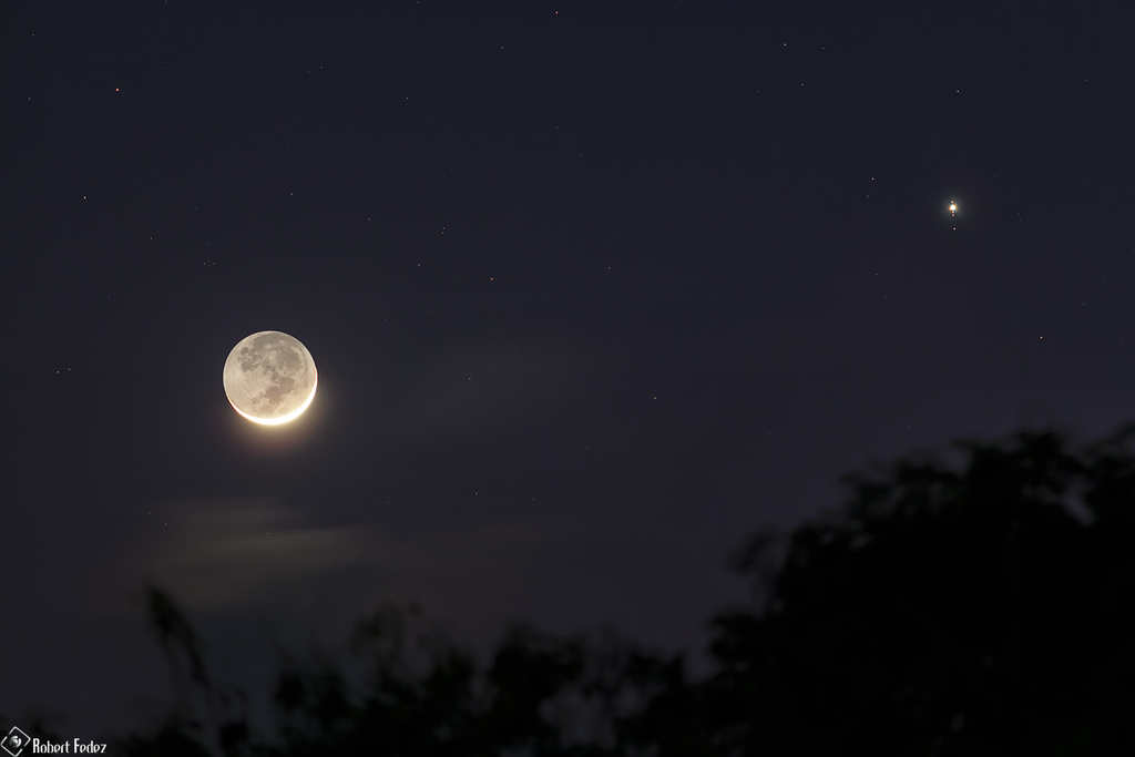 Lua, Júpiter e alguns de seus satélites naturais registrados em Cancún, no México (Imagem: Reprodução/Robert Fedez)