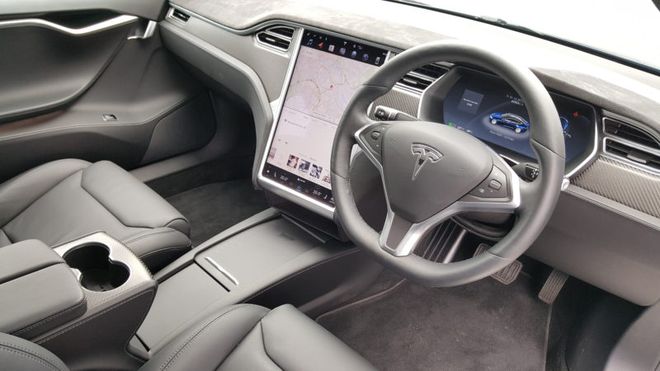 Polícia da Suíça vai usar carros elétricos da Tesla como viaturas