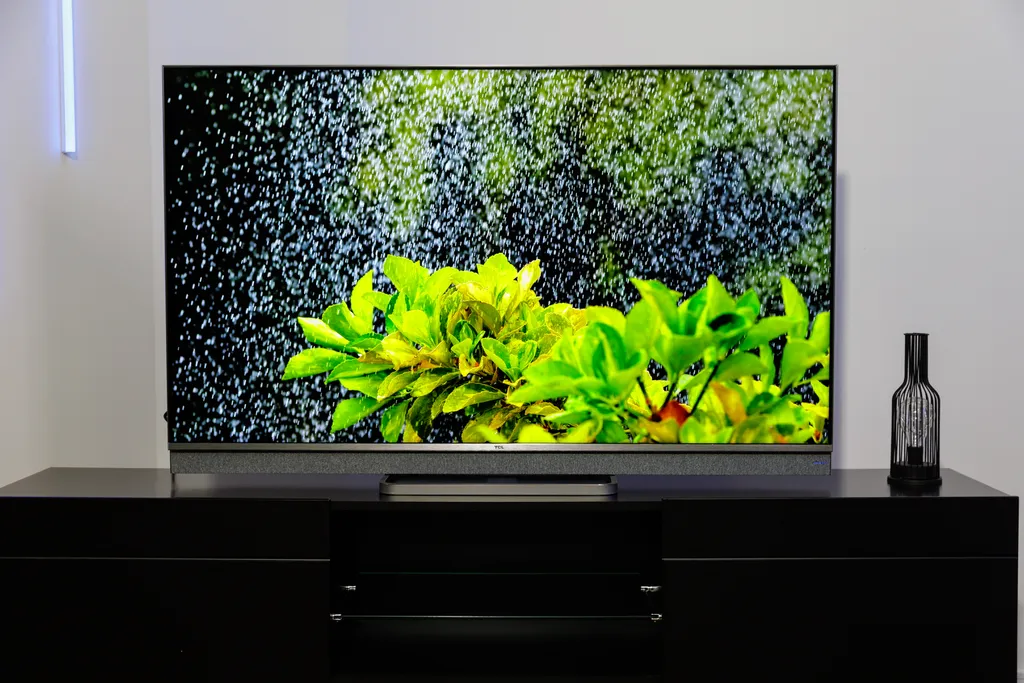 TCL C825 é a melhor opção para quem busca uma TV para baixar apps de streaming (Imagem: Ivo Meneghel Jr/ Canaltech)