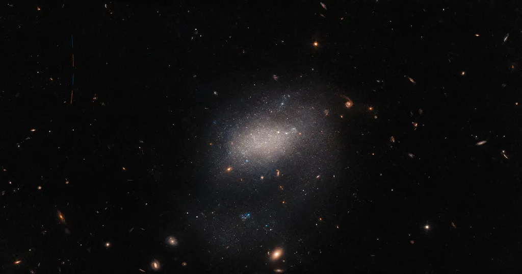 Galáxia UGC 7983, junto do asteroide fotografado no lado esquerdo (Imagem: Reprodução/ESA/Hubble & NASA, R. Tully)