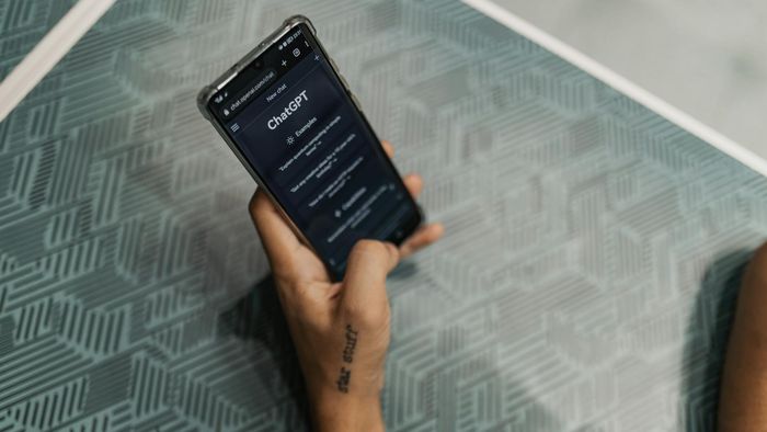 "ChatGPT físico" não terá tela, mas será do tamanho de um celular, dizem fontes