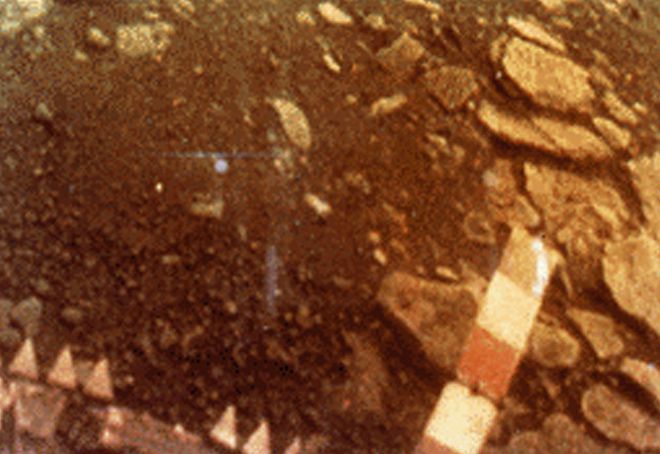 Primeira fotografia colorida de Vênus registrada pela humanidade, tirada pela sonda soviética Venera 13 em 1981 (Foto: Reprodução)