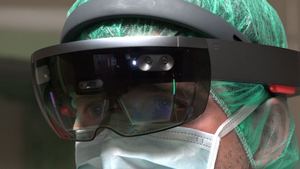 Cirurgião usando a tecnologia HoloLens da Microsoft durante treinamento (Imagem: Reprodução/Microsoft)