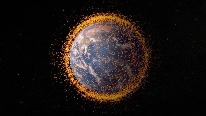 Devido à alta velocidade com que se move, o lixo espacial representa riscos significativos para astronautas e satélites em órbita (Imagem: Reprodução/NASA's Goddard Space Flight Center/JSC)