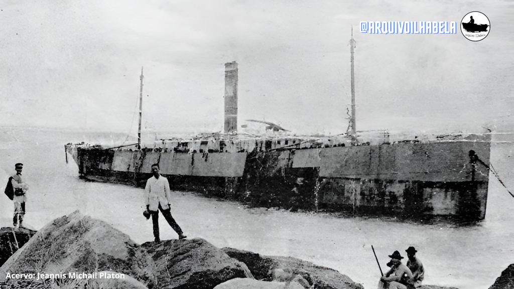 Pessoas posam em frente ao navio Hathor encalhado na areia