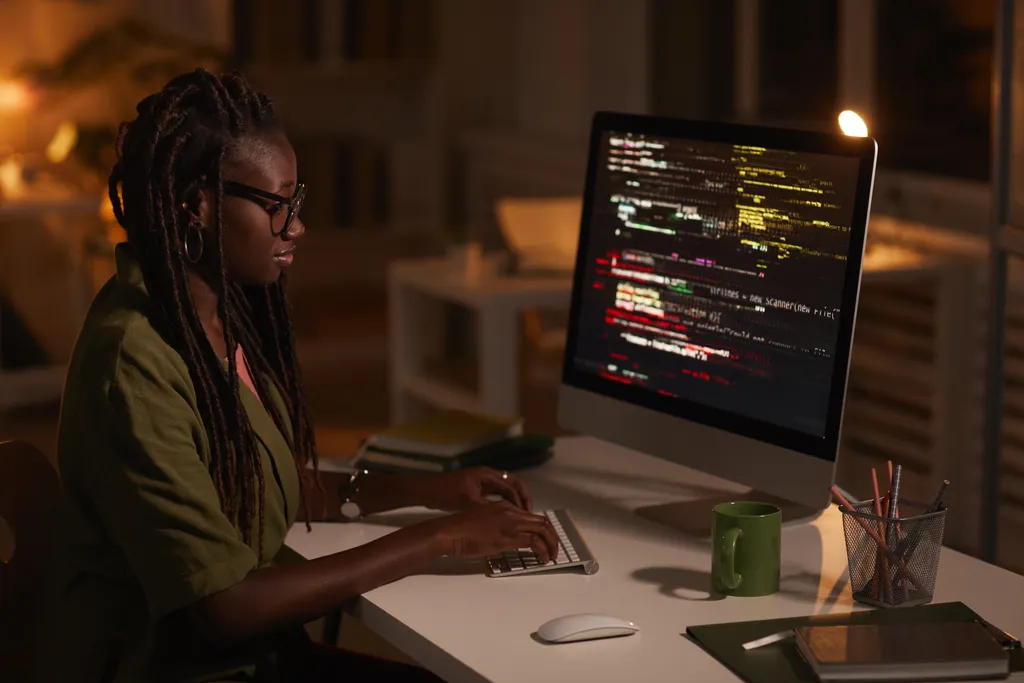 A startup Pitzi está com uma vaga exclusiva para mulheres negras na função de Desenvolvedora Back-end Jr. (Imagem: seventyfourimages/Envato Elements)