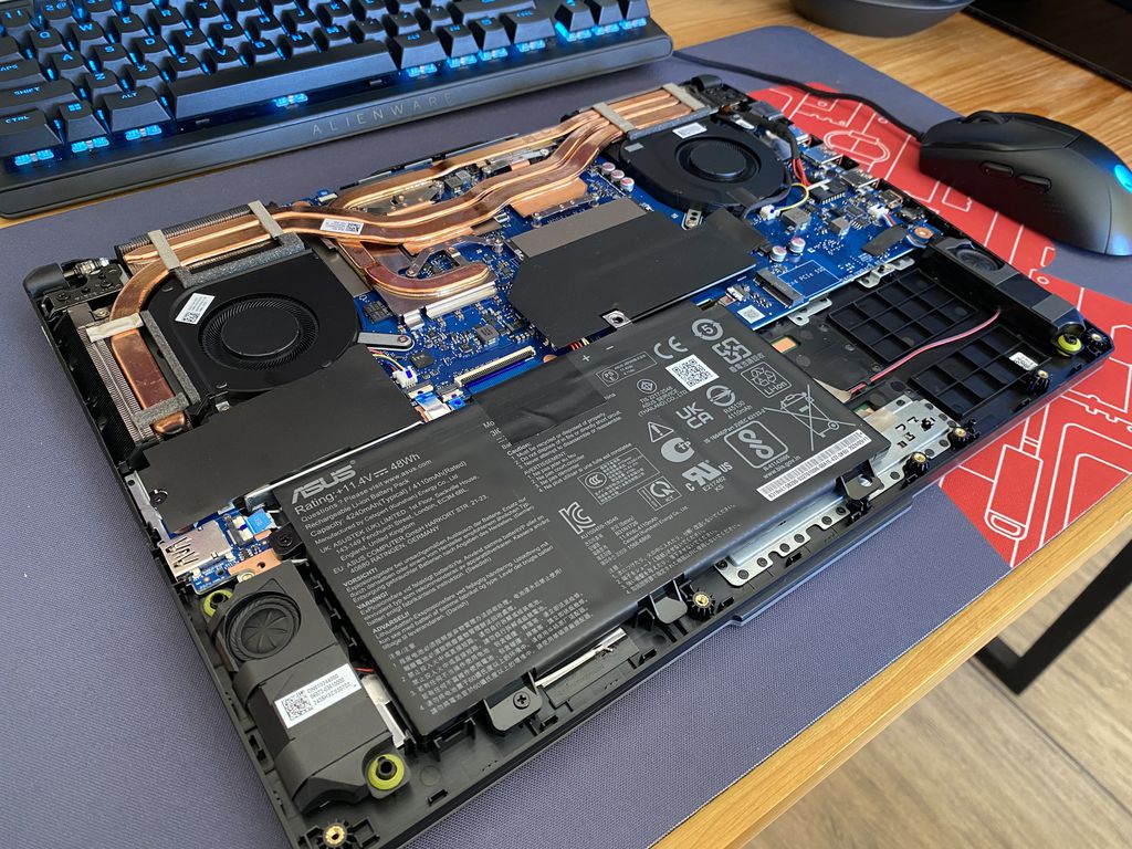 Alguns modelos vêm com a bateria interna, outros externa (Imagem: Raphael Giannotti/Canaltech)