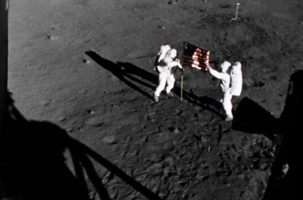 Essa foto da Apollo 11 é constantemente usada como "prova" das sombras suspeitas (Foto: NASA)