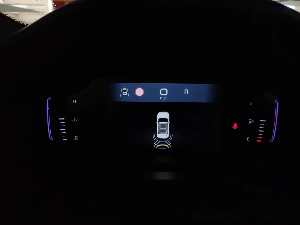 O cluster digital do novo Jeep Renegade 2022 avisa com imagens se há a proximidade com carros ou paredes (Imagem: Felipe Ribeiro/Canaltech)