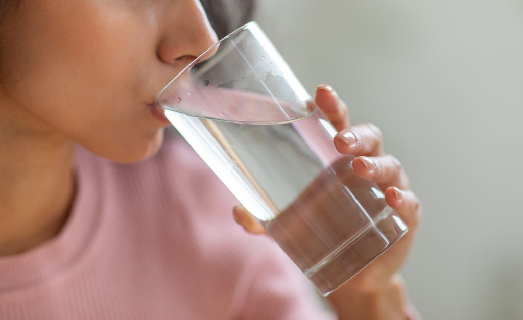 É possível passar 7 dias ou mais sem comer, bebendo apenas água (Imagem: Prostock-studio/Envato)