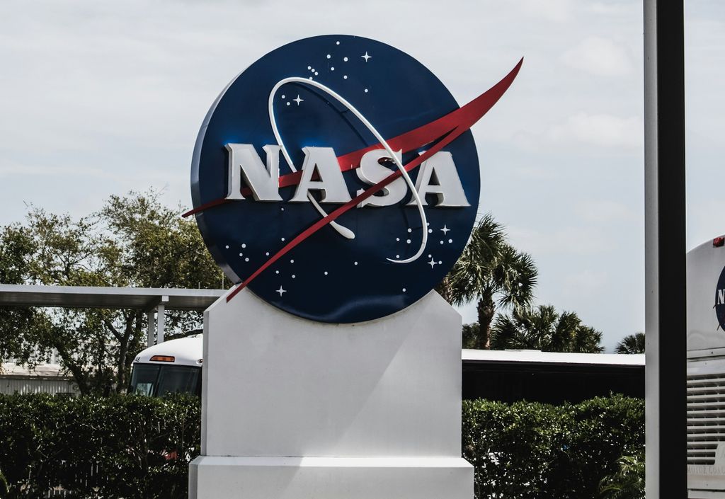 Os cortes na NASA fazem parte de uma mudança de prioridade vislumbrada pelo governo Trump — o foco agora está em levar o homem à Lua novamente antes da China e chegar até Marte com missões tripuladas (Imagem: Laurenz Heymann/Unsplash)