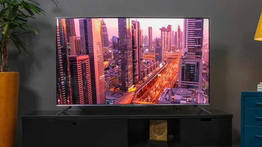Review TCL QLED C715 | Smart TV 4K com áudio que surpreende