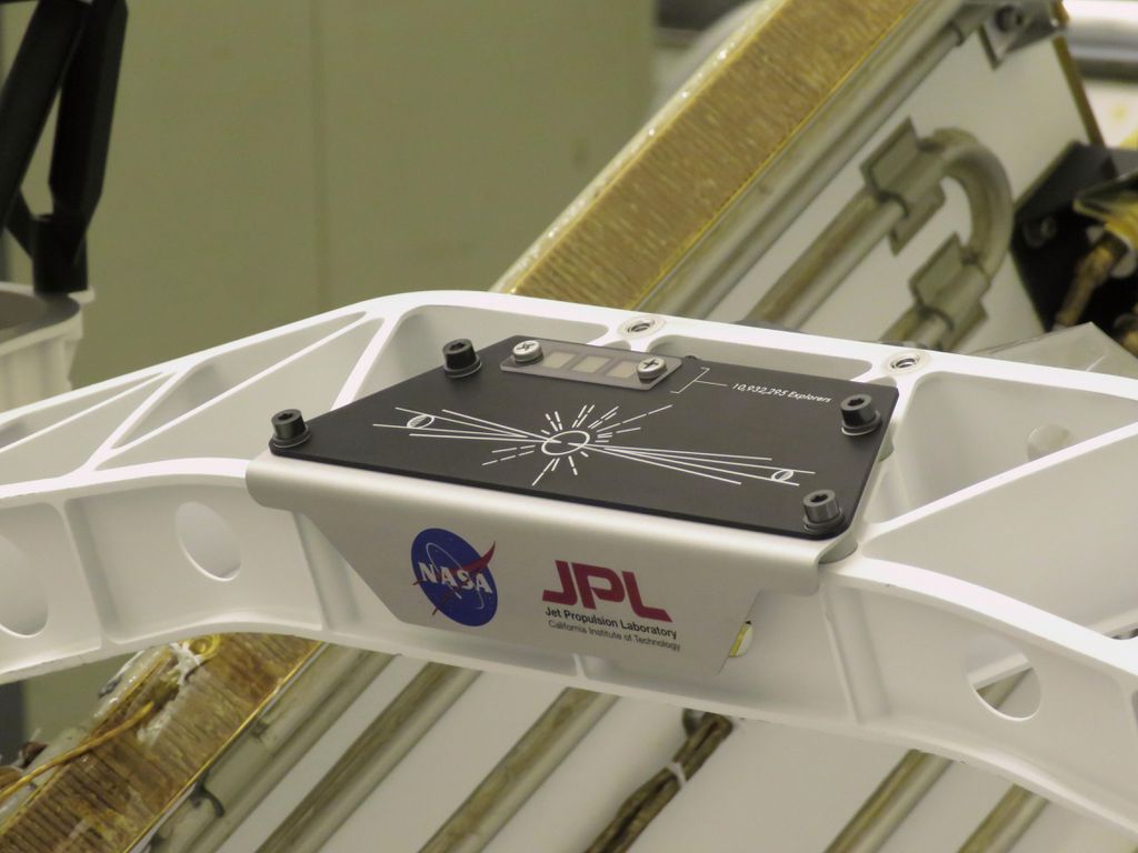 Placa anexada ao rover Perseverance, com os três chips que contêm os nomes gravados (Foto: NASA/JPL-Caltech)